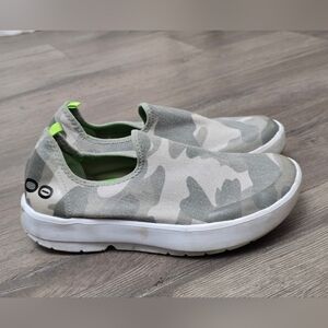 OOFOS OOmg Eezee Camo Slide On Sneakers Womens Size 7.5 Comfy Travel